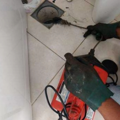 Desentupimento de ralo com equipamentos profissionais e atendimento ágil. Serviço limpo e eficiente